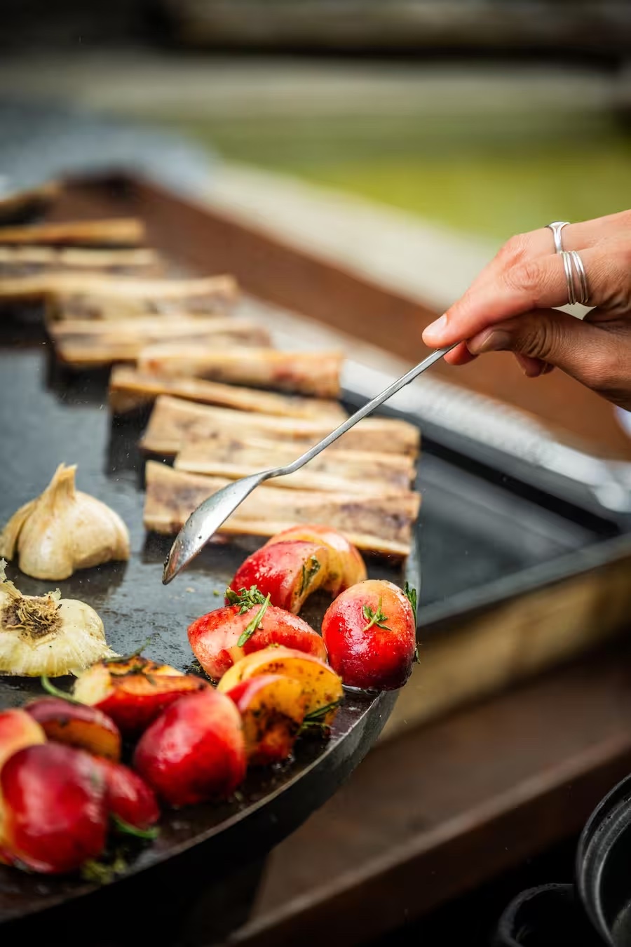 Grillparty bei Patrick Adank mit Geny Hess: Gegrillter Pfirsich und Markbein vom Schwein